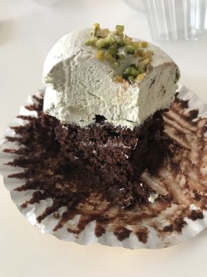Pistachio cupcake, the cream is so thick and tasty 😋 at Cake Studio in Padua