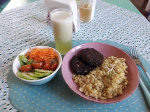 Menu of the day : principal plate + salad + fresh juice at Veg & Bake in Santiago