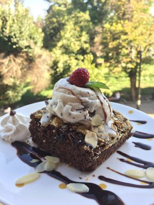 Brownie con helado at Veg & Bake in Santiago