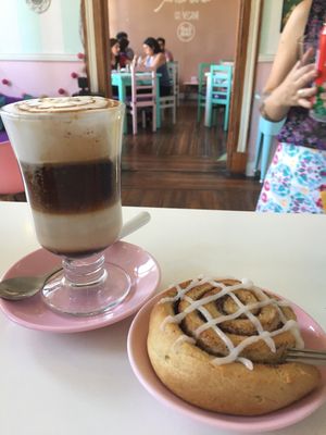 Caramel and cinnamon roll at Veg & Bake in Santiago