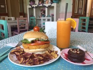 Kentucky fried tofu, naranjada y alfajor at Veg & Bake in Santiago