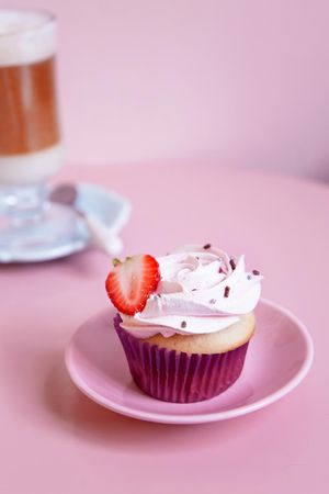 Cupcake frutilla castaña at Veg & Bake in Santiago