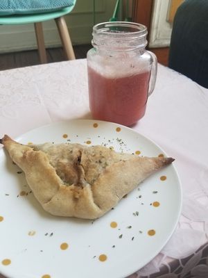 Empanada pino seitan y jugo frutilla - melón at Veg & Bake in Santiago