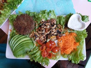 Lentils burger with complete avocado, nuts, olives, cherry tomatoes and carrot at Veg & Bake in Santiago
