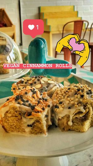 Roles de canela con diferentes toppings at Plantivora in Leon