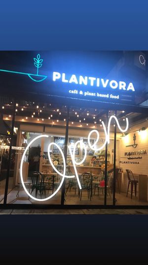 Abierto de lunes a sábado  at Plantivora in Leon
