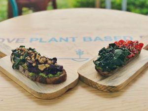 Avo-toast con toppings varios  at Plantivora in Leon