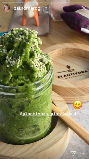 Slim Green smoothie agua de coco, kale, espinaca, naranja, semillas de hemp  at Plantivora in Leon