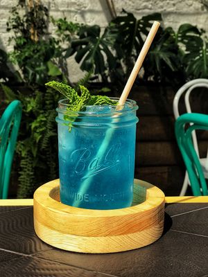 Blue lemonade ( limón, menta, espirulina azul, agua mineralizada, hielos)  at Plantivora in Leon