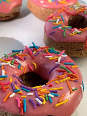 Donas de Jengibre Glaseado con Betabel at Plantivora in Leon