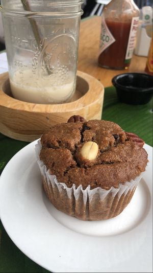 Chai latte y muffin  at Plantivora in Leon