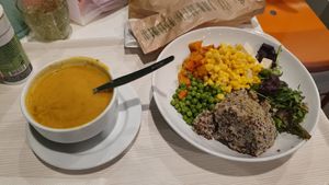 Sopa de verduras y ensalada #Veganuary at Celeiro - Saldanha in Lisbon