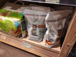 Cat food at Biocoop Saint Malo in Saint-malo