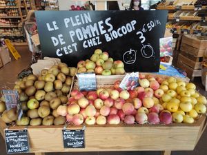 Apples at Biocoop Saint Malo in Saint-malo