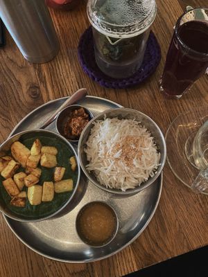 palak paneer with rice, hot sauce and mashed fruit, lakshmi, tea at Cafe Botanika in St Petersburg