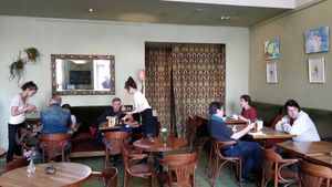 lunch time crowd  at Cafe Botanika in St Petersburg
