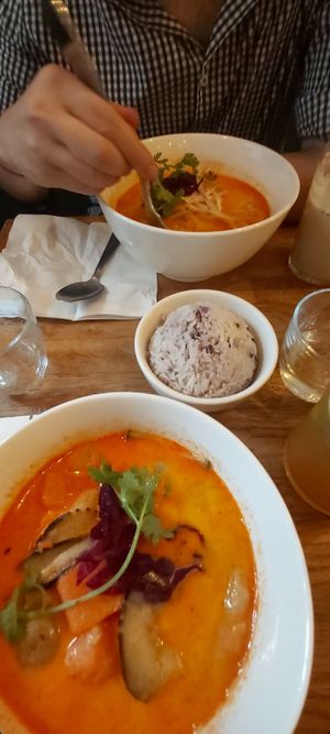 Curry avec tofu et bol de riz at Kapunka Vegan in Paris