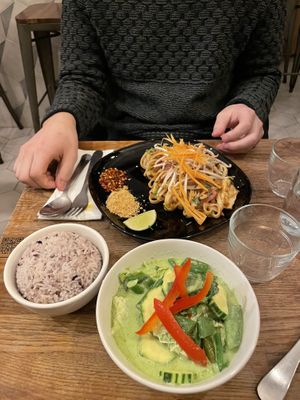 Curry verde e pad thai   at Kapunka Vegan in Paris