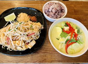 Pad Thaï / Green Curry   at Kapunka Vegan in Paris