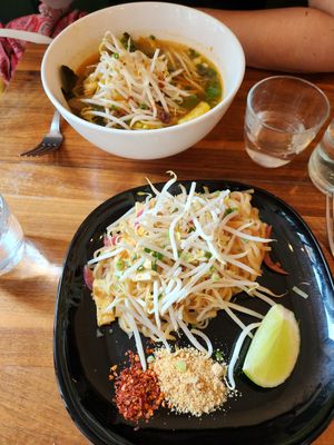 Pho and Pad Thai at Kapunka Vegan in Paris