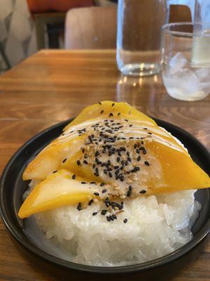 Sticky rice with mango 8,-  at Kapunka Vegan in Paris