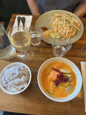Pad thai and Curry Massaman  at Kapunka Vegan in Paris