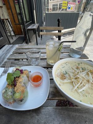 C’était délicieux 💚🌱💚🌱 le serveur adorable et de bons conseils 🌱💚🌱💚 La prochaine fois je prendrais la salade de papaye et le riz à la mangue 🥭🤤  at Kapunka Vegan in Paris