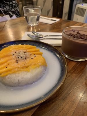 Mango sticky Rice and chocolate dessert   at Kapunka Vegan in Paris