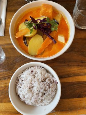 Massaman curry and rice  at Kapunka Vegan in Paris
