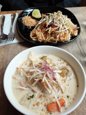 Pad Thai in the back and Mikati in the front at Kapunka Vegan in Paris