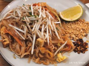 Pad thai at Kapunka Vegan in Paris