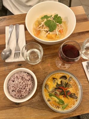 Mikati 👆🏼 and Panang Curry 👇🏼  at Kapunka Vegan in Paris