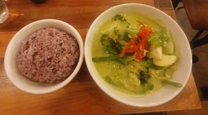 Thai green curry & rice at Kapunka Vegan in Paris