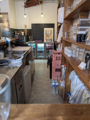 Die etwas schmuddelige Bar at Kapunka Vegan in Paris