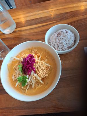 Makati massaman with extra jasmine rice at Kapunka Vegan in Paris