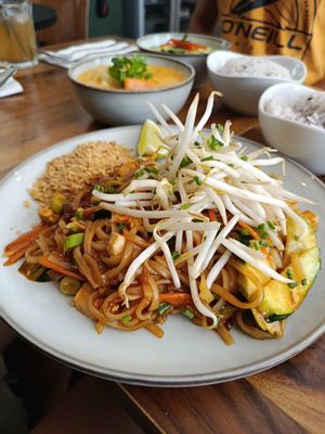 Pad thai at Kapunka Vegan in Paris