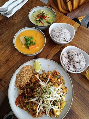 Pad thai, green curry and Massaman curry at Kapunka Vegan in Paris