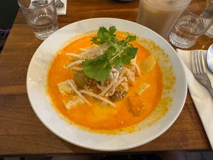 Massaman Curry Noodles at Kapunka Vegan in Paris