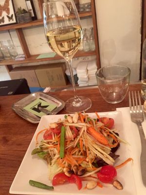 Papaya salad & white wine at Kapunka Vegan in Paris