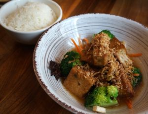 Tofu with five spices at Kapunka Vegan in Paris