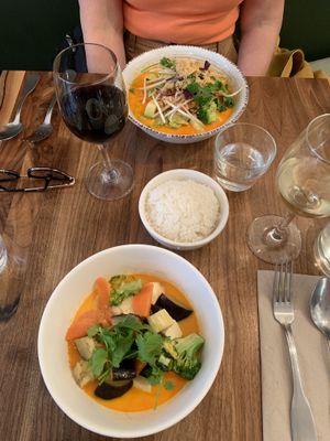 En haut: Mikati, curry rouge. En bas: Panang.  at Kapunka Vegan in Paris