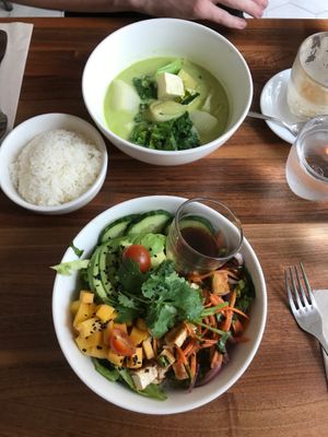 green curry and poke bowl at Kapunka Vegan in Paris