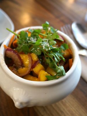 Mango salad at Kapunka Vegan in Paris