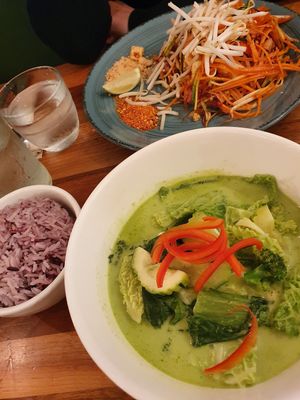 Green curry and Pad Thai (raw) at Kapunka Vegan in Paris