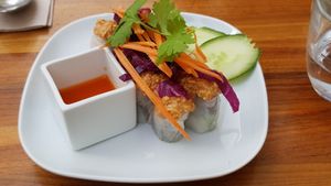 Mini nems au beurre de cacahuètes crunchy at Kapunka Vegan in Paris