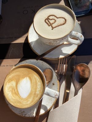 Mocha latte and chai latte with almond milk at Byoko in Malaga