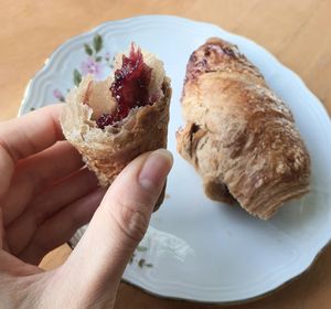 vegan raspberry croissant - inside #Veganuary at Nah am Wasser - Neukölln in Berlin
