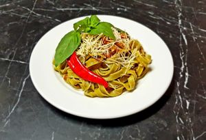 Pasta verde fettuccine con salsa italiana at Giusto Restaurante Vegano in Torrevieja