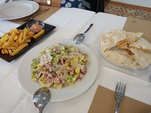 Ensalada Cesar, patatas fritas con salsa rosa y pan de pita at Giusto Restaurante Vegano in Torrevieja