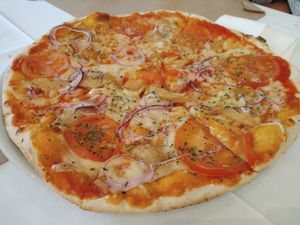 Pizza margarita con cebolla y heura at Giusto Restaurante Vegano in Torrevieja